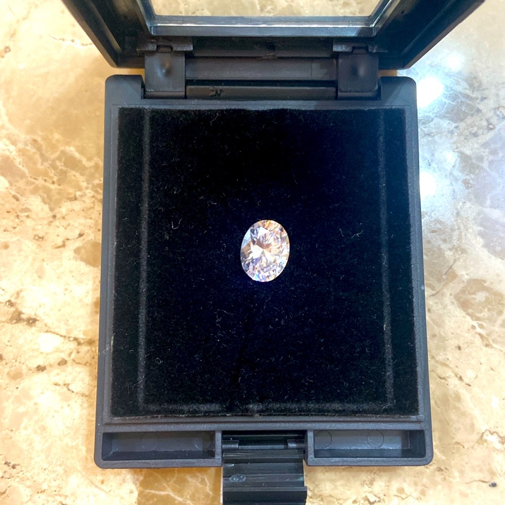 It’s a Oval cut loose stone lab grown Diamond . Size 2.75 ct. , 9.5 x 7.5 mm.